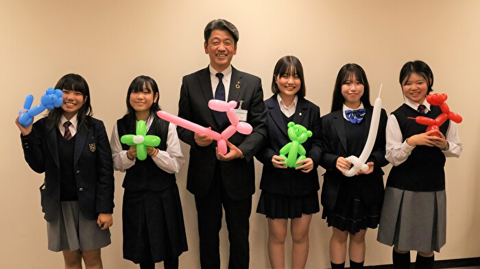 ジュニア・リーダーズ・クラブの会員5名と市長の写真