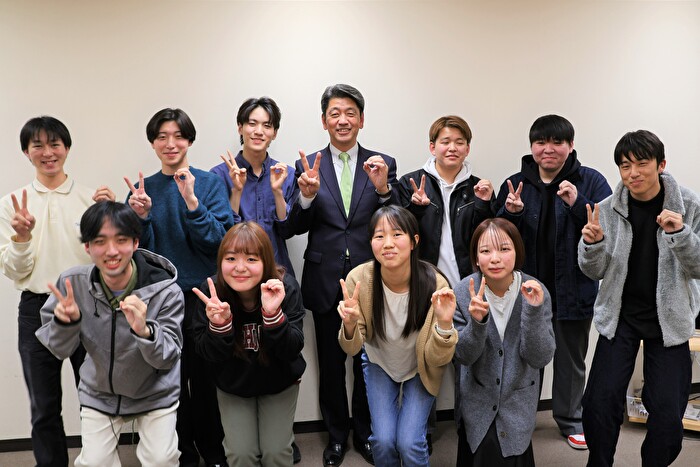 はたちのつどい運営委員会の会員10名と市長の写真
