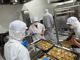 鶏肉の味噌漬け焼きを作っている画像