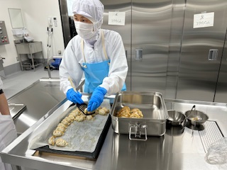 焼きぎょうざを作っている画像