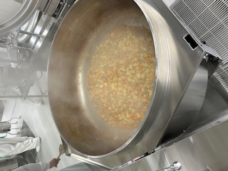 肉じゃがを作っている画像