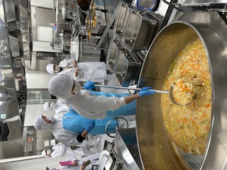 味噌汁を作っている画像