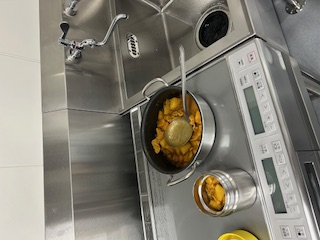 アレルギー対応食を作っている画像