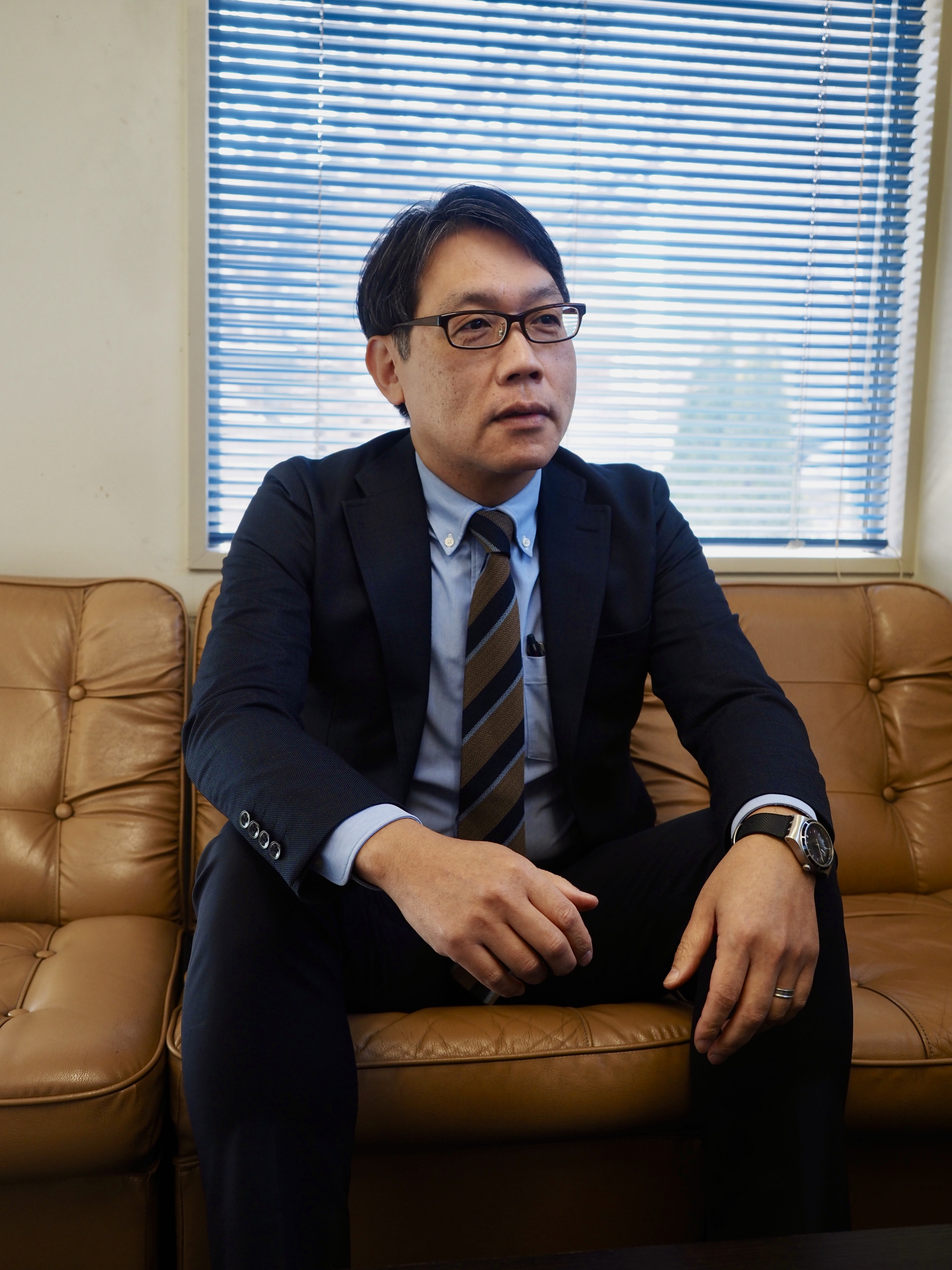 タウンニュース　小田原支社長 野口さんが話している写真