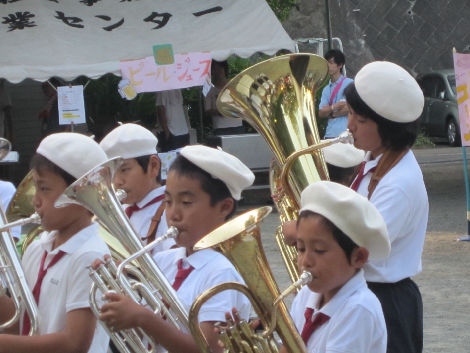 片浦小学校　伝統の金管バンド活動のようす