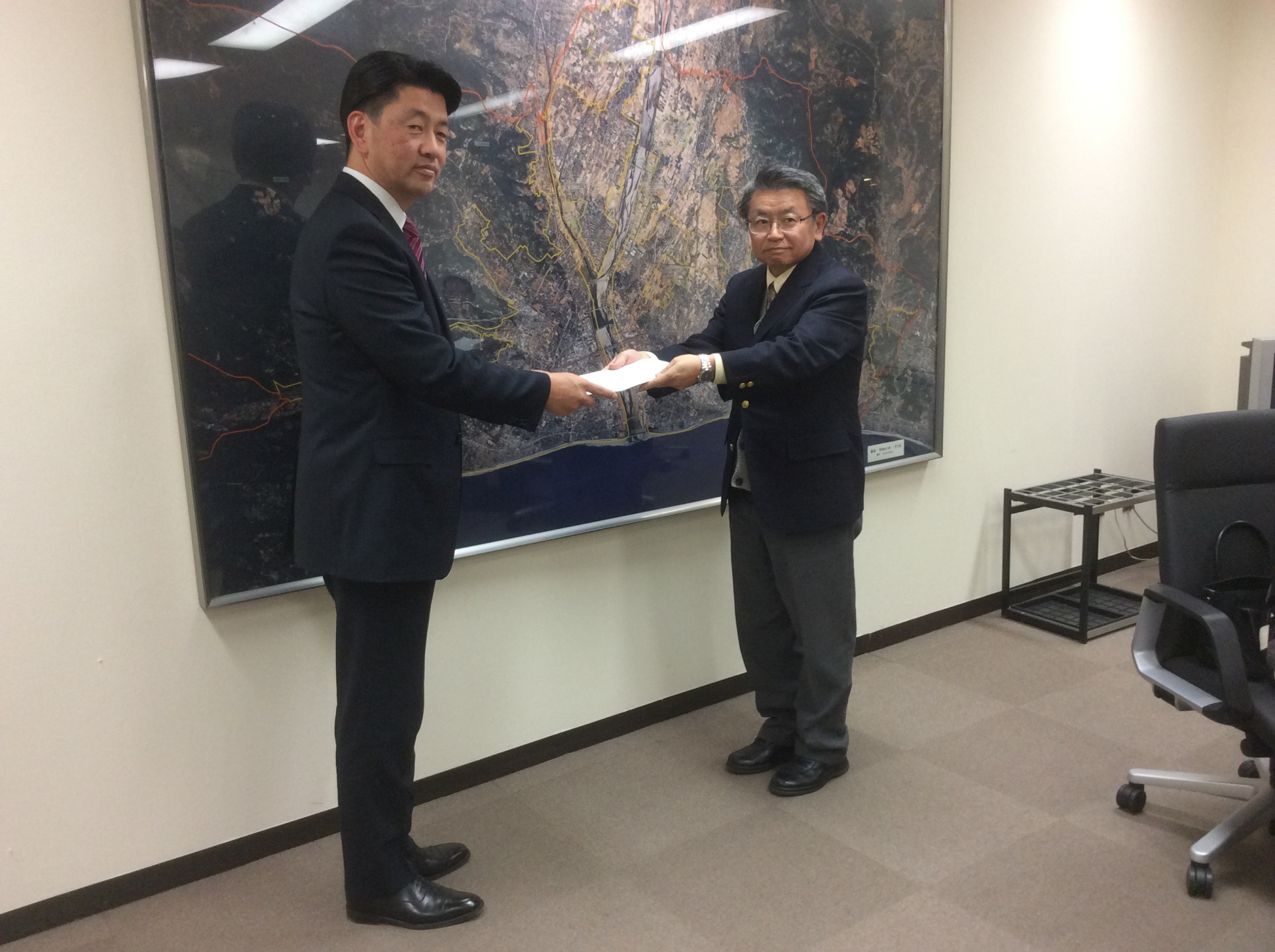 会長から市長へ答申書手交