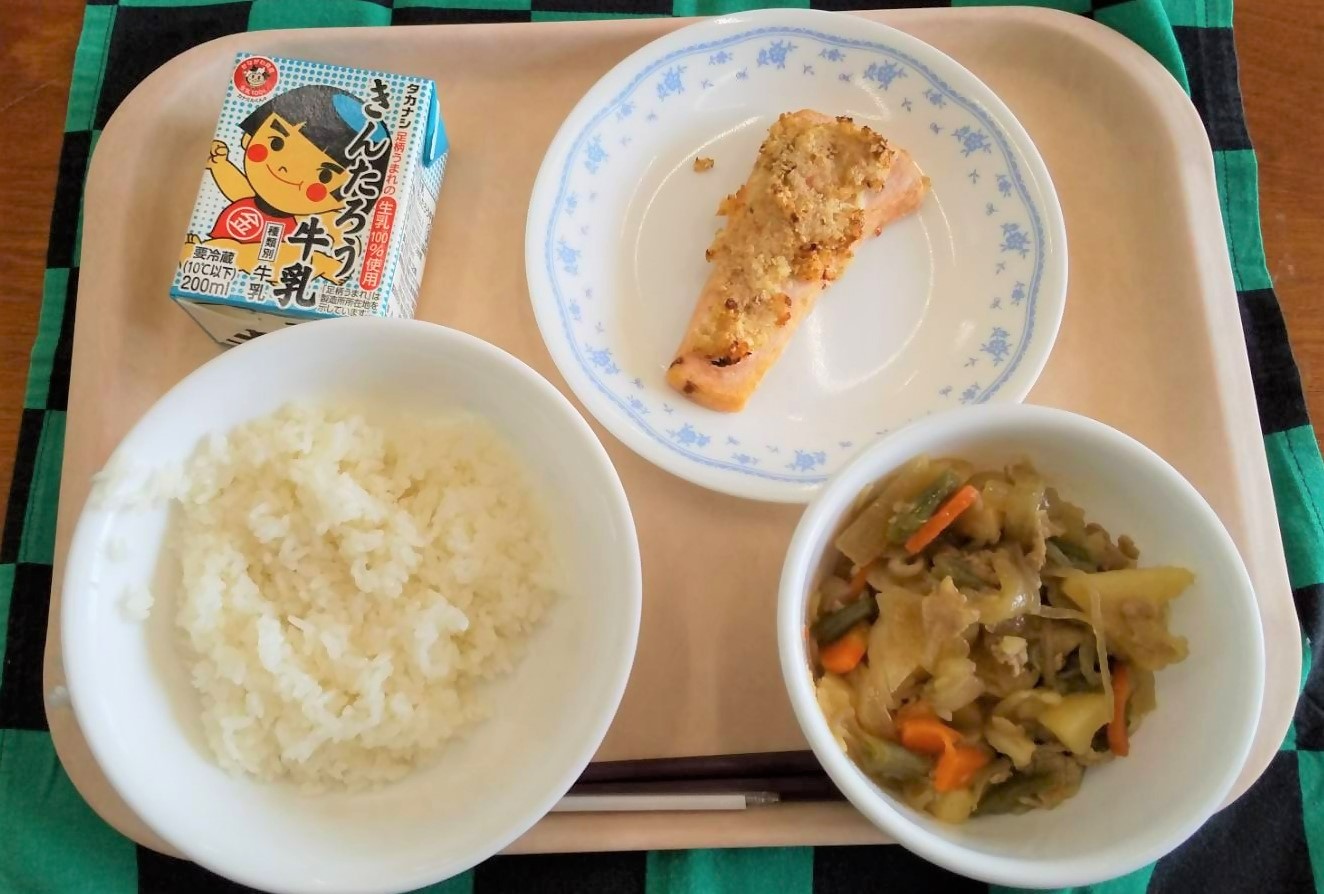 給食（魚の梅マヨパン粉焼き）の写真