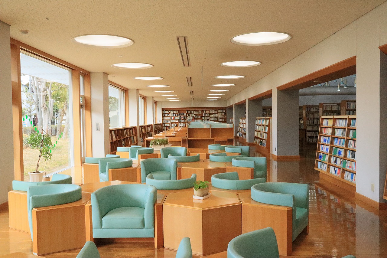 中央図書館の閲覧席の写真