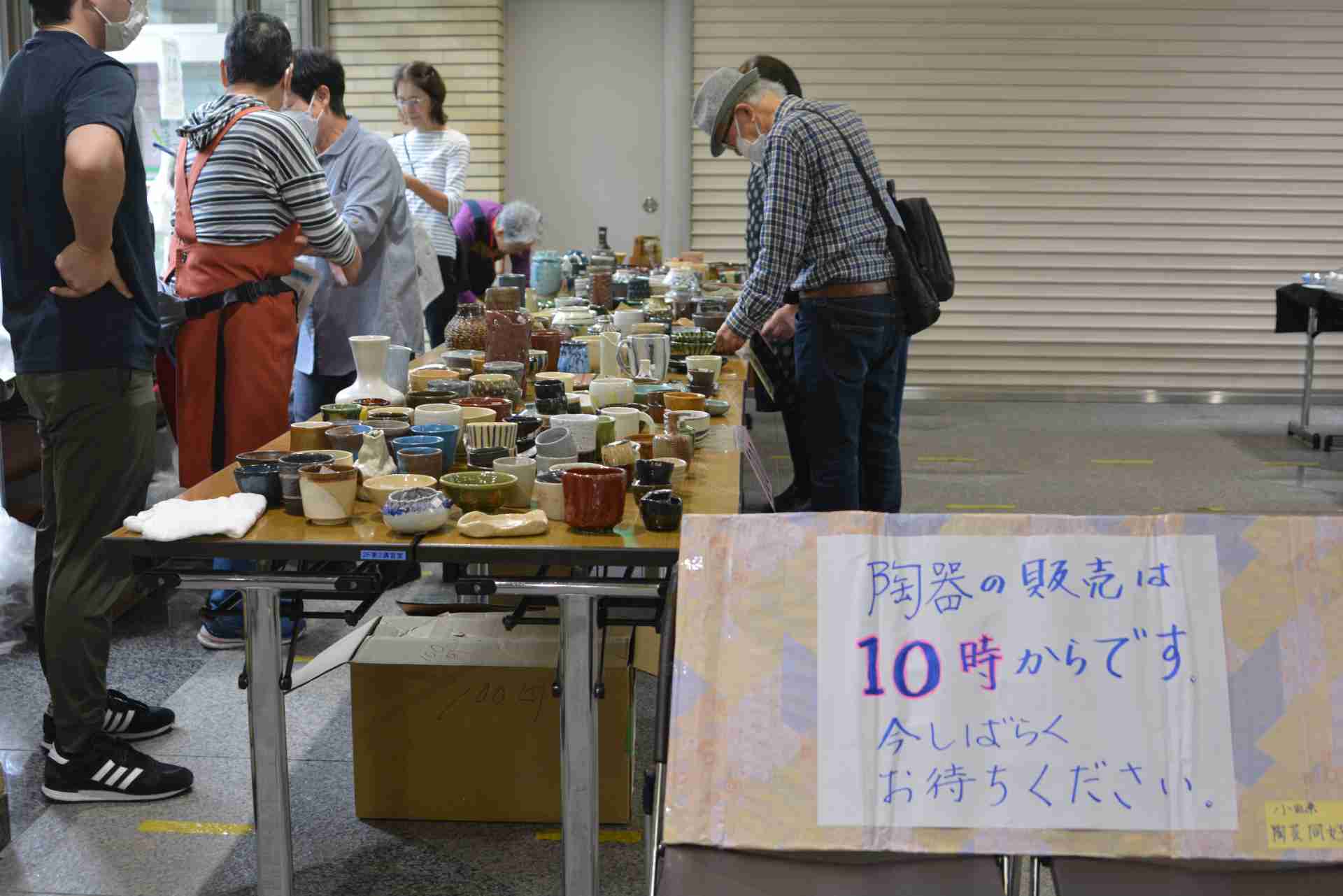 販売会で陶芸作品を物色している
