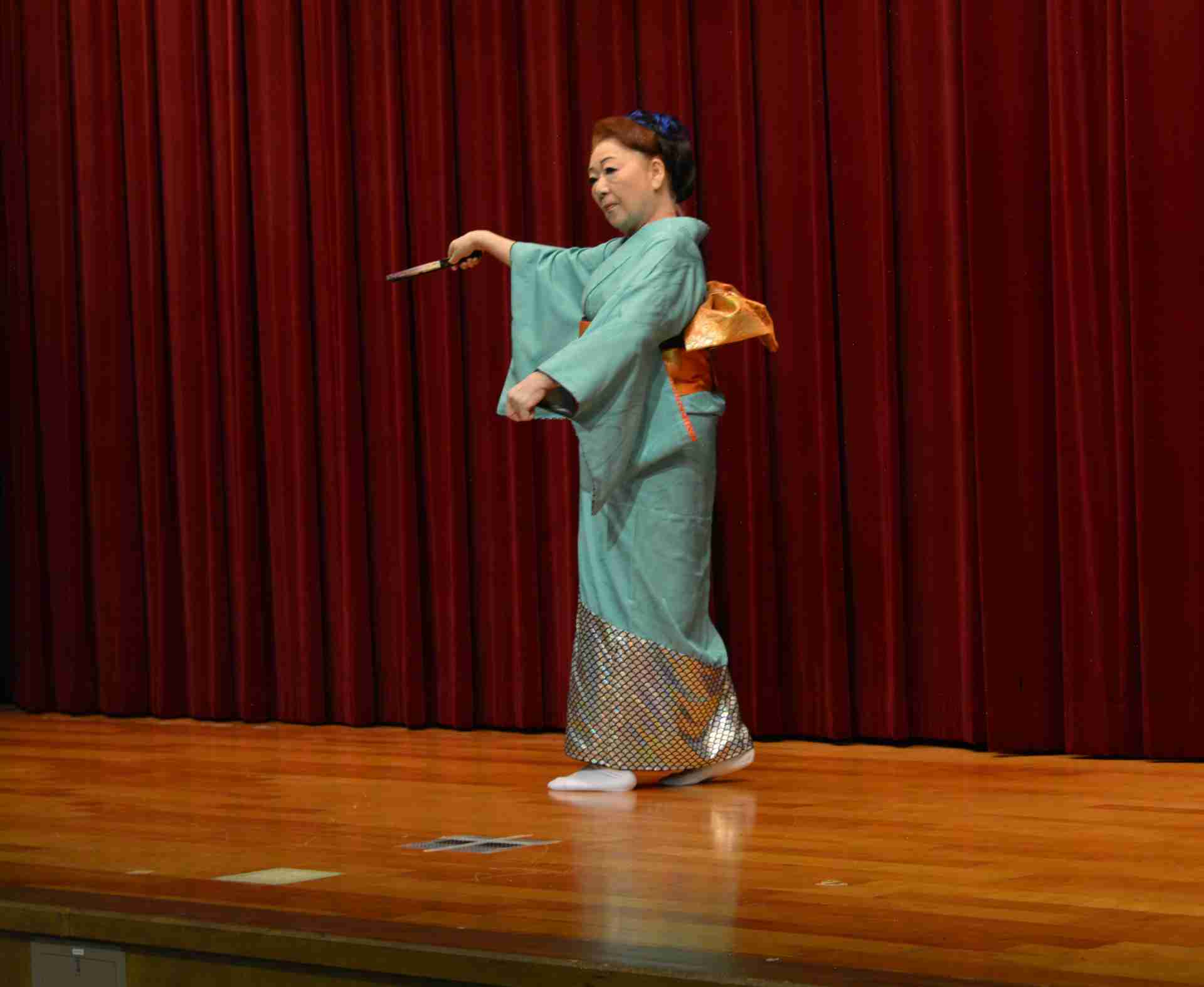 日本舞踊の発表をしている