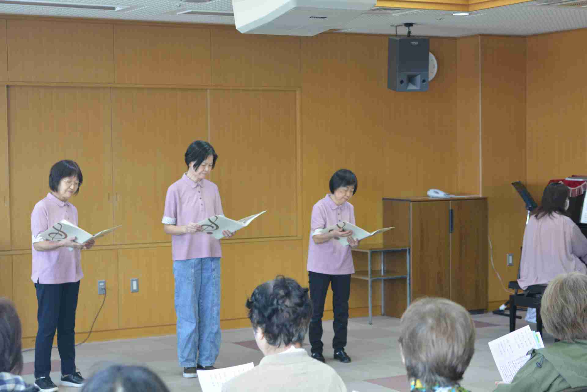 合唱の発表をしている(会議室)
