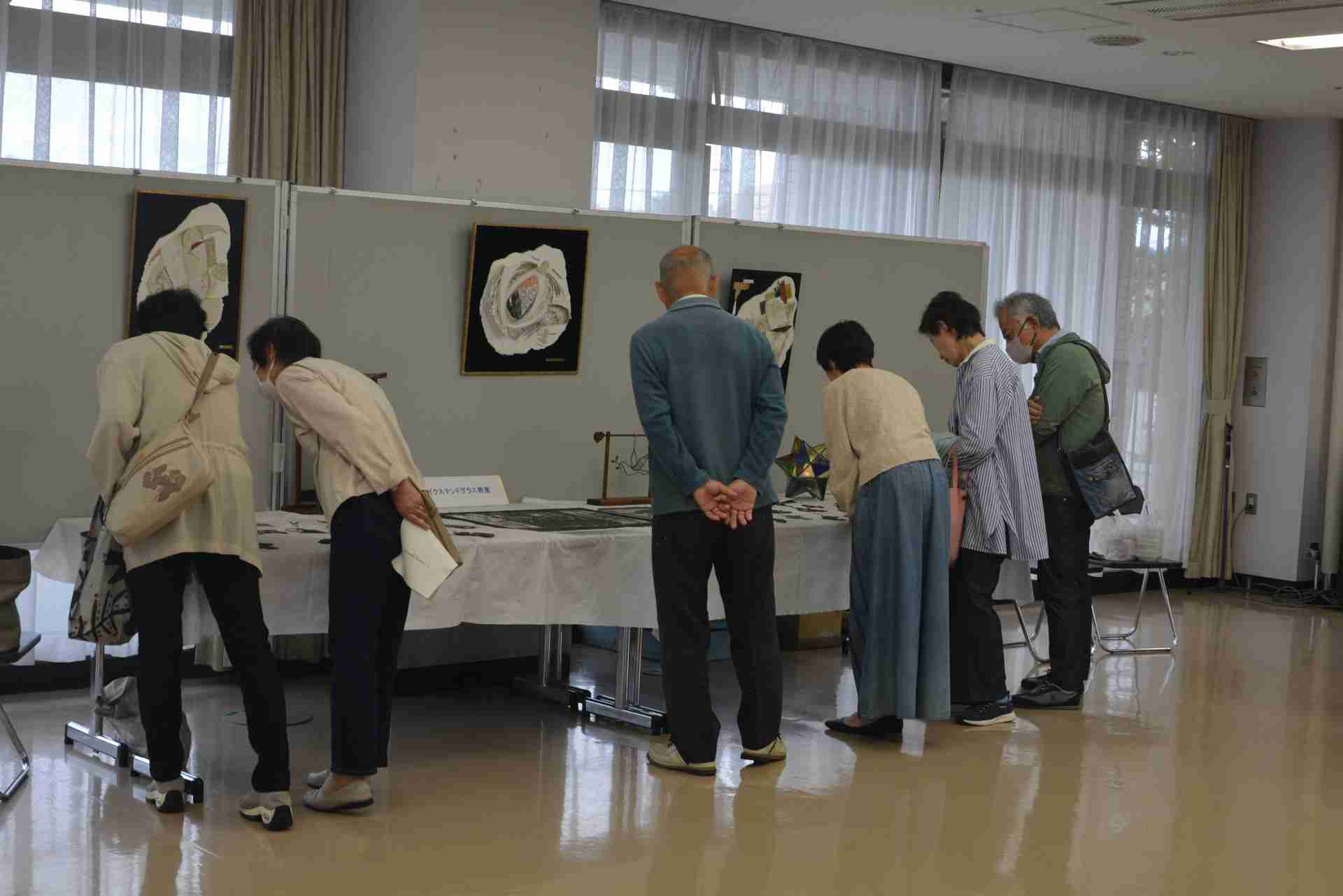 ステンドグラスの作品の展示の様子