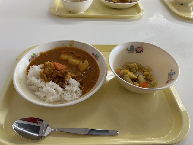 献立名:カレーライス、キャベツとコーンのソテー