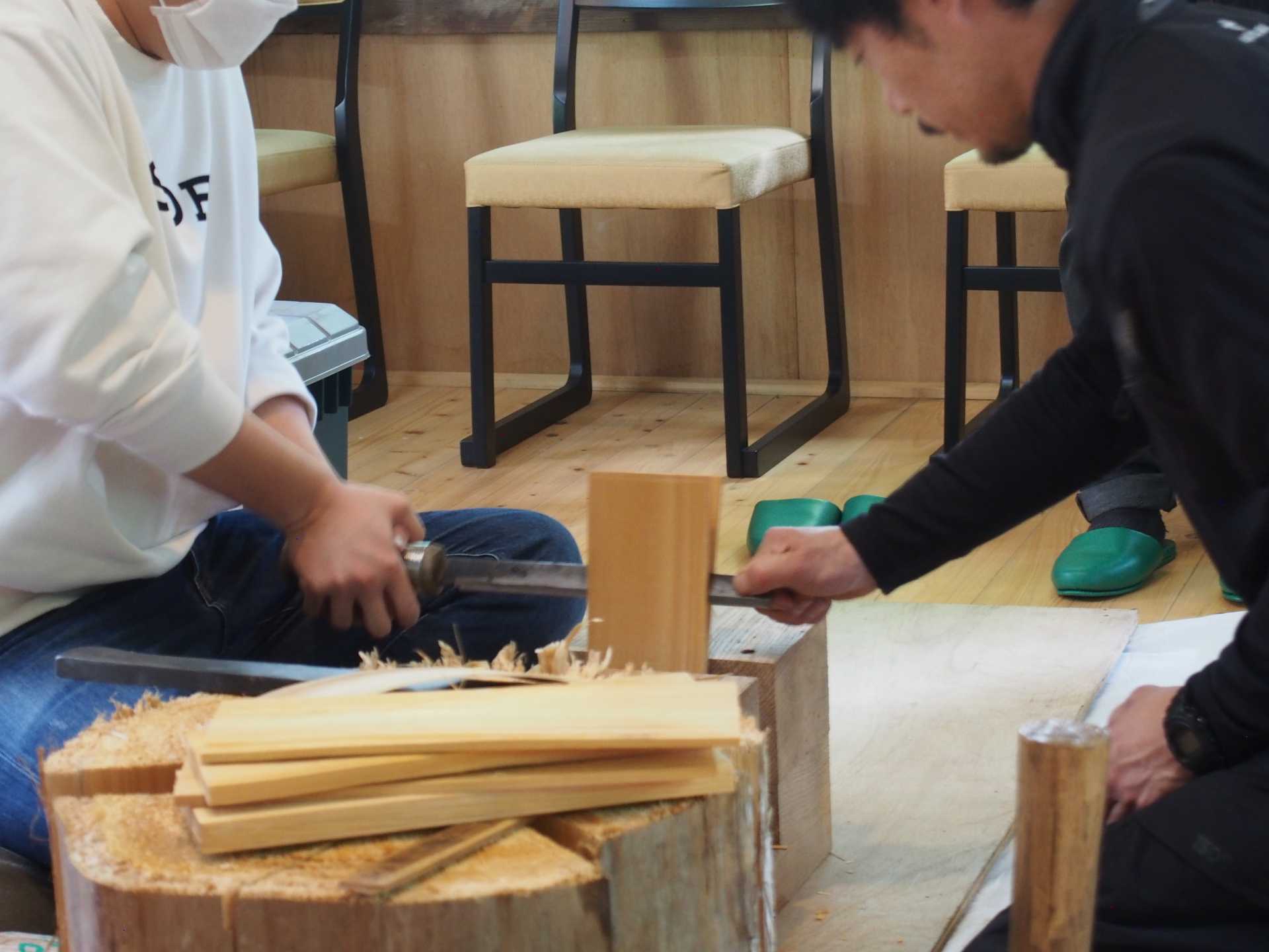 へぎ板を作る様子
