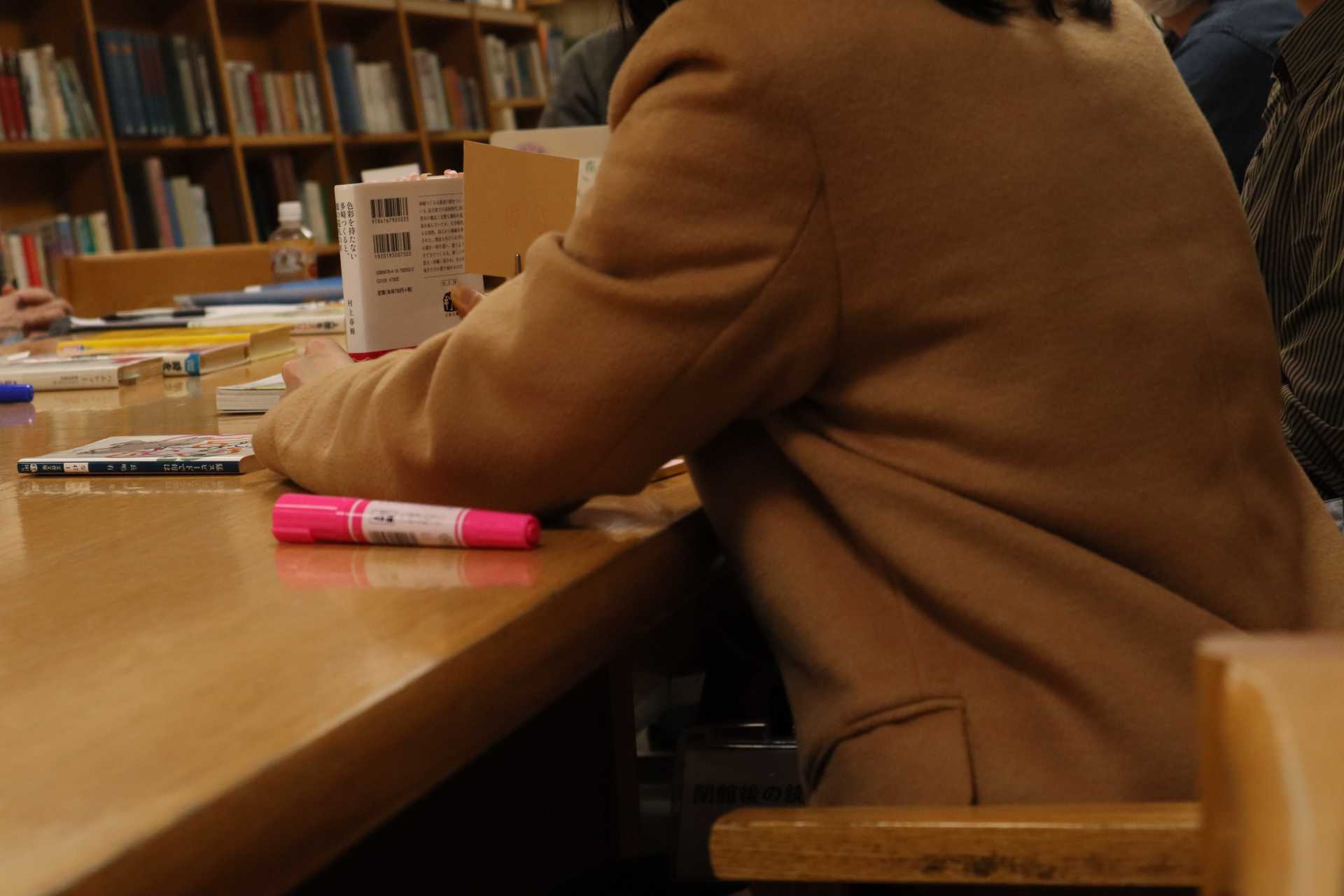参加者が自分の再読本を紹介している様子
