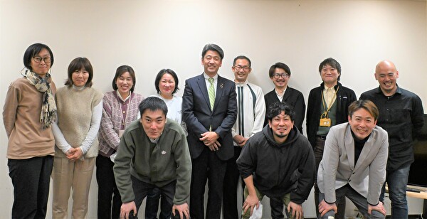 グループホーム・小規模多機能連絡会11名と市長の写真