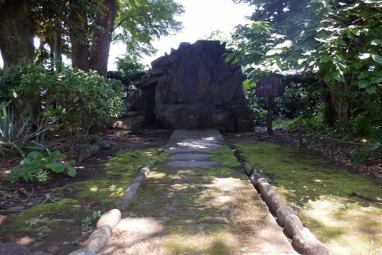 苔に覆われた石碑の様子