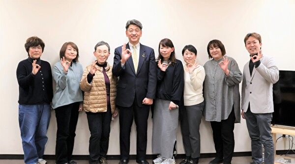 ケアネットOHMYの会員7名と市長の写真