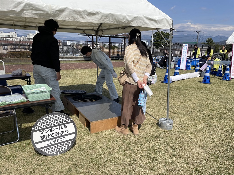 マンホール蓋開け体験
