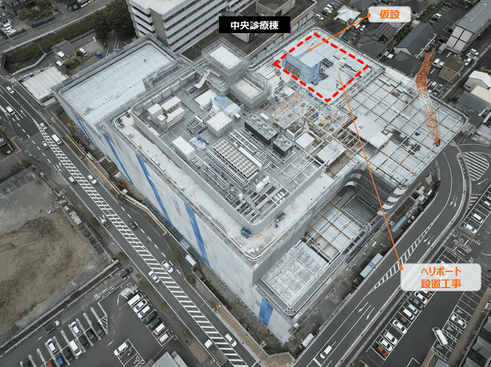 令和7年5月時点での新病院建設工事現場を南西方向から撮影した上空写真