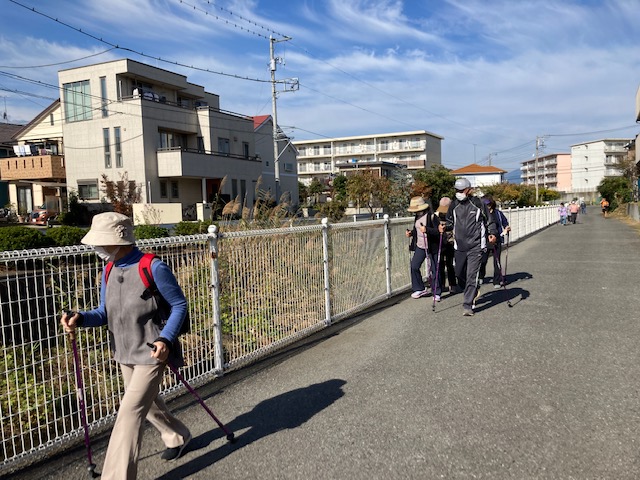 脳トレ！脳と体の生き活き教室（歩く様子）