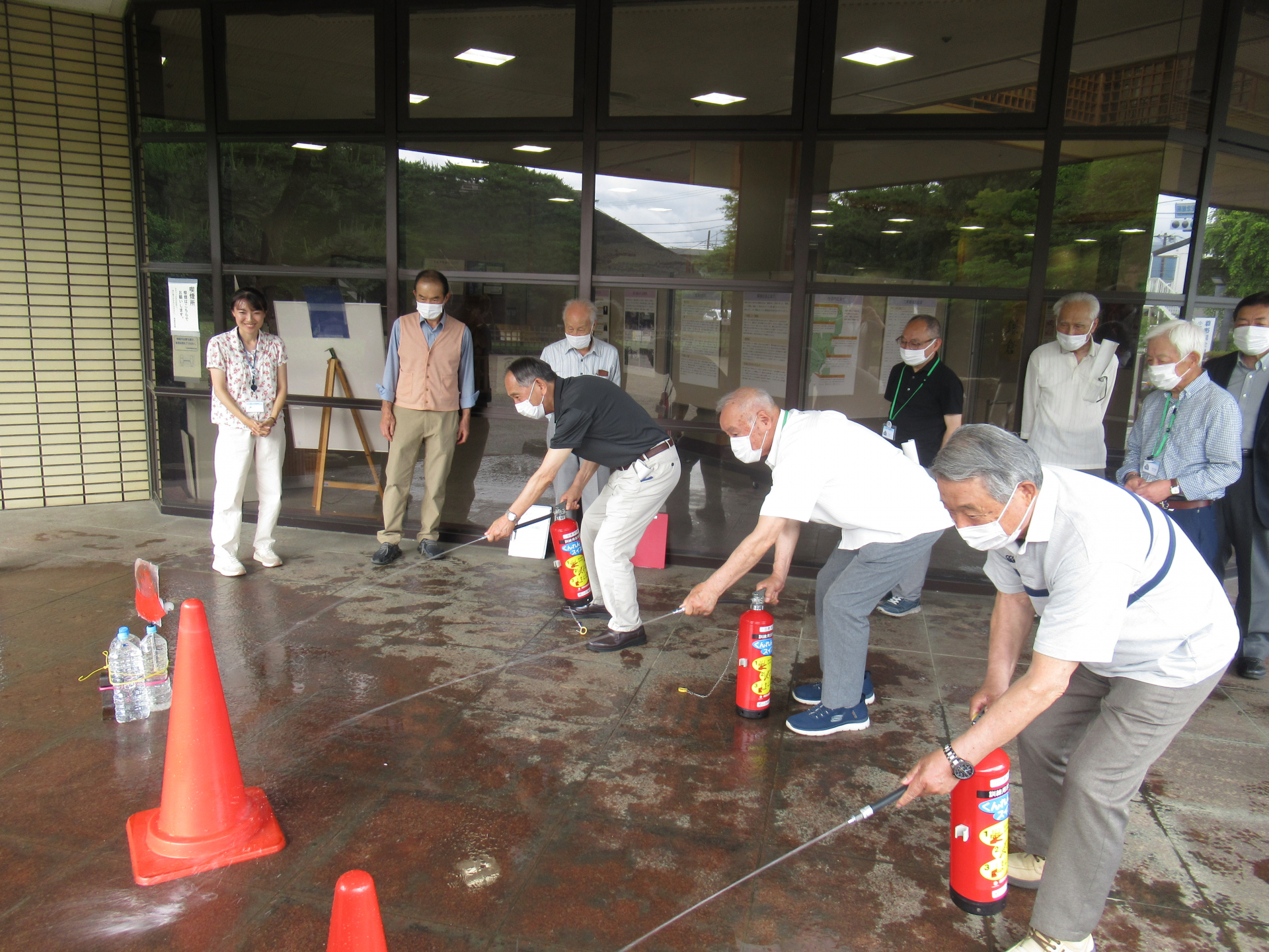 水消火器訓練の様子（ボランティア解説員）