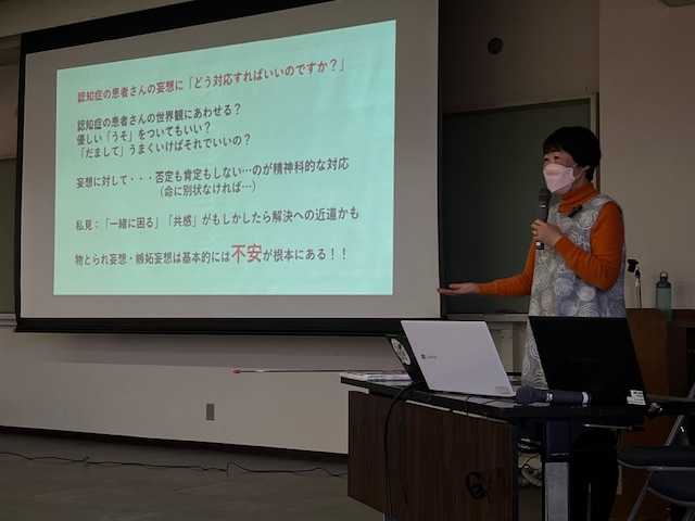 家族介護教室で講義をする講師
