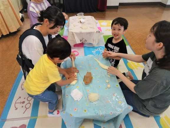 小麦粉粘土で遊んでいるところ