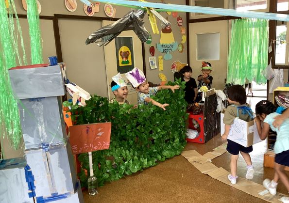 子どもたちが恐竜ごっこをしている様子