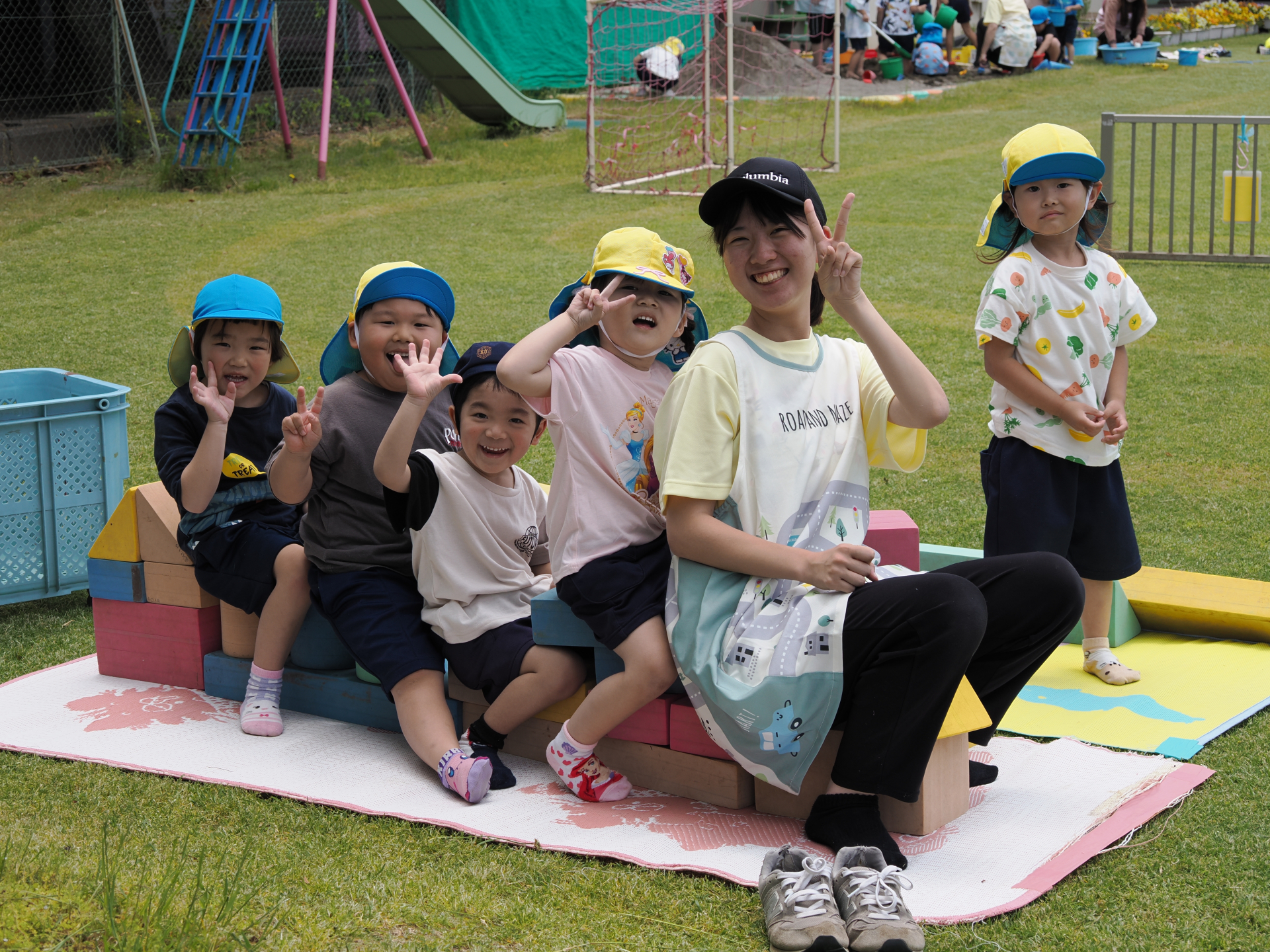 子どもたちと遊ぶ先生