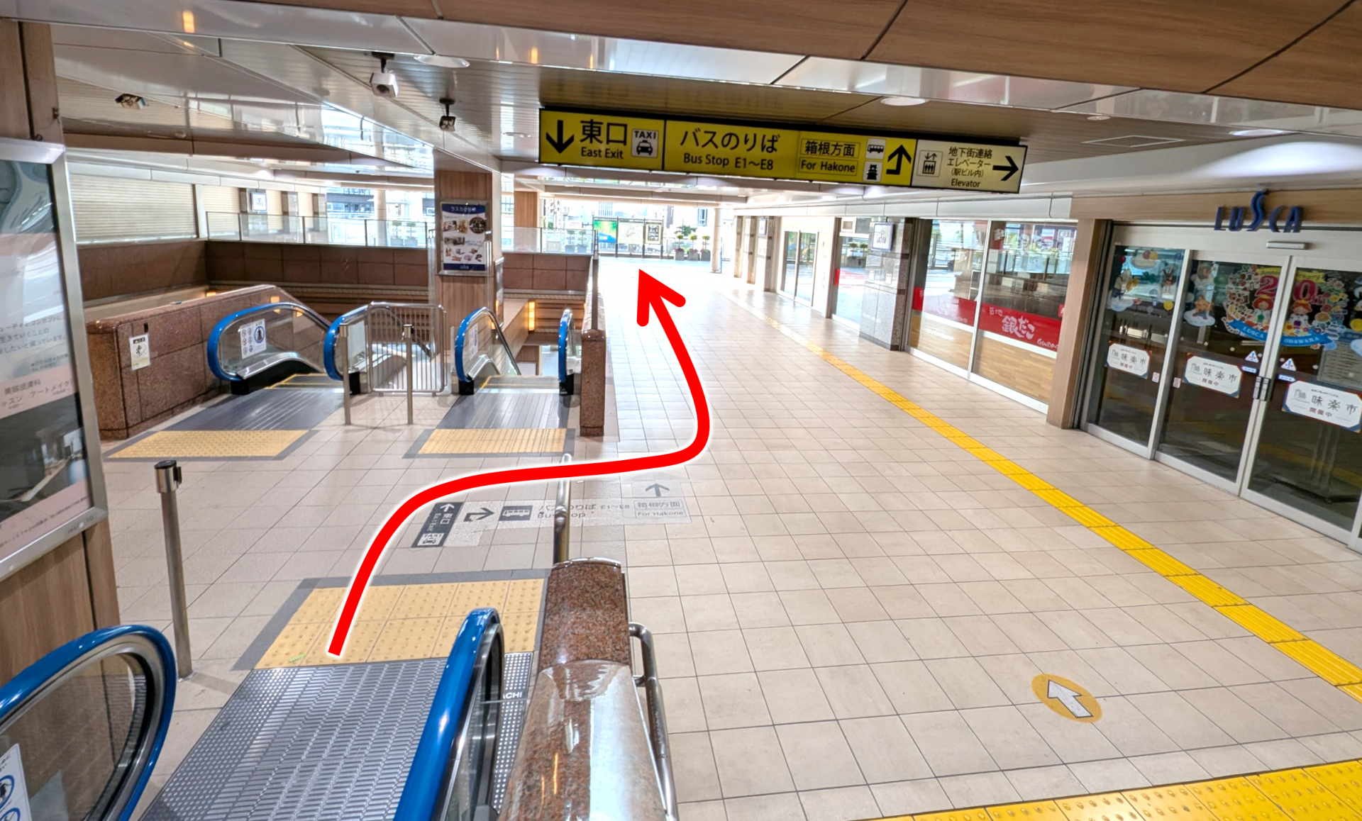 1つ目のエスカレーターからペデストリアンデッキへ