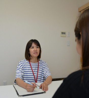地域包括支援センター職員がインタビューを受ける様子