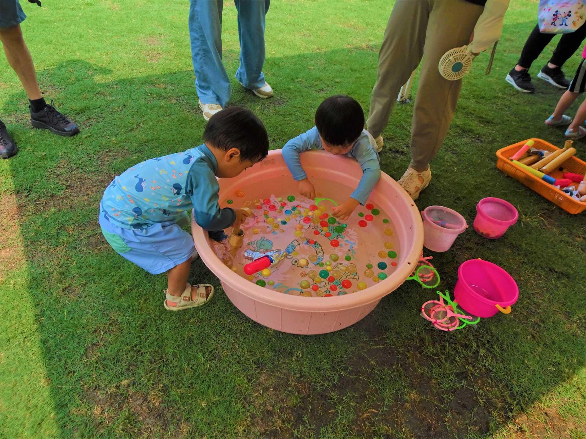 未就園児が水遊びを楽しむ様子