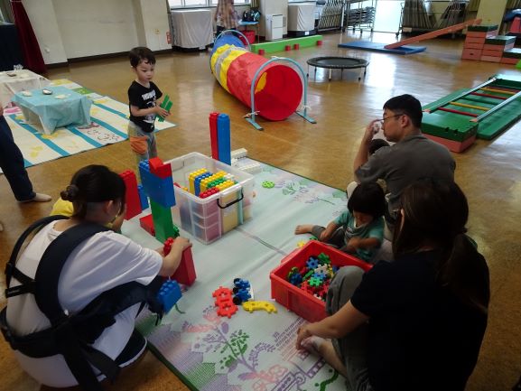 室内でブロックをして遊んでいる様子