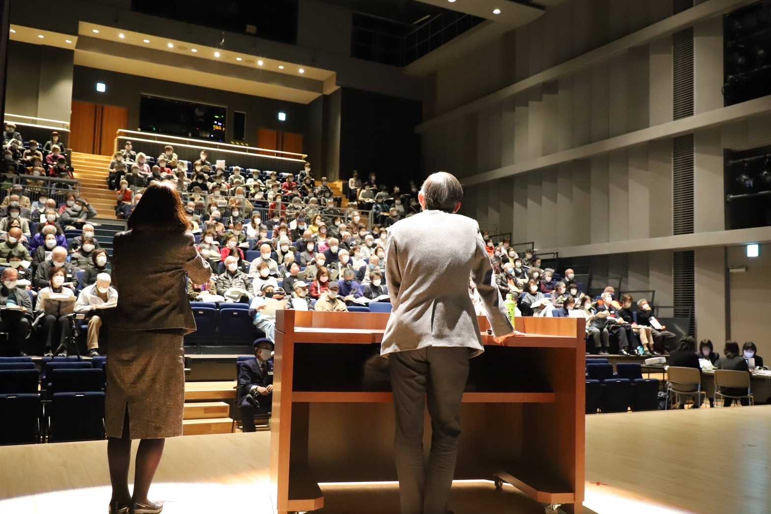 終活講演会で医師が講演する様子