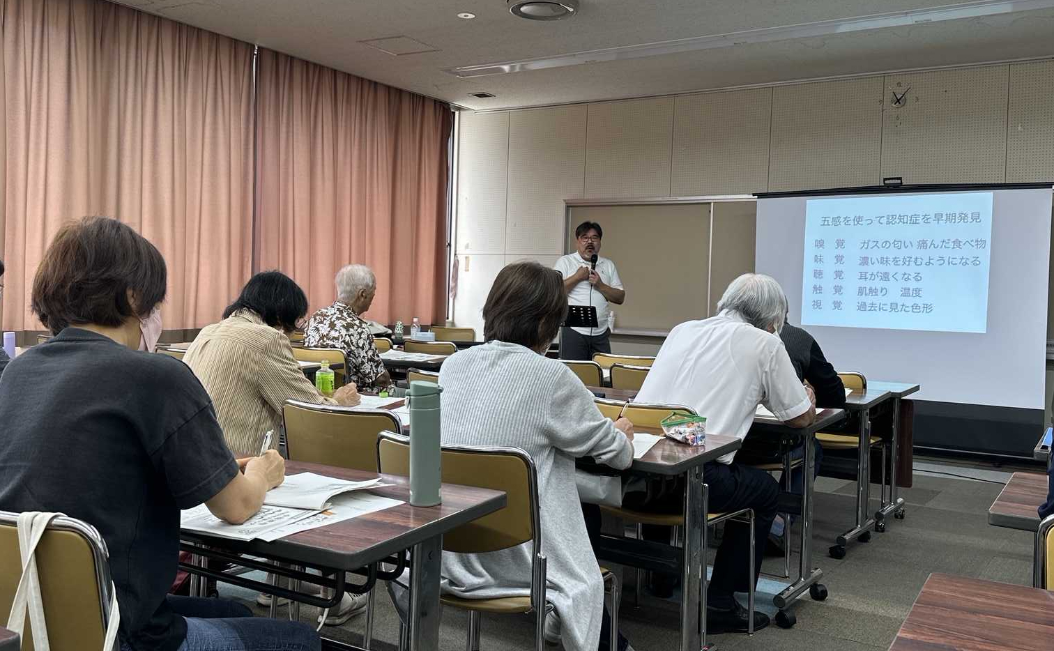 認知症サポート養成講座の講座を受ける参加者の様子