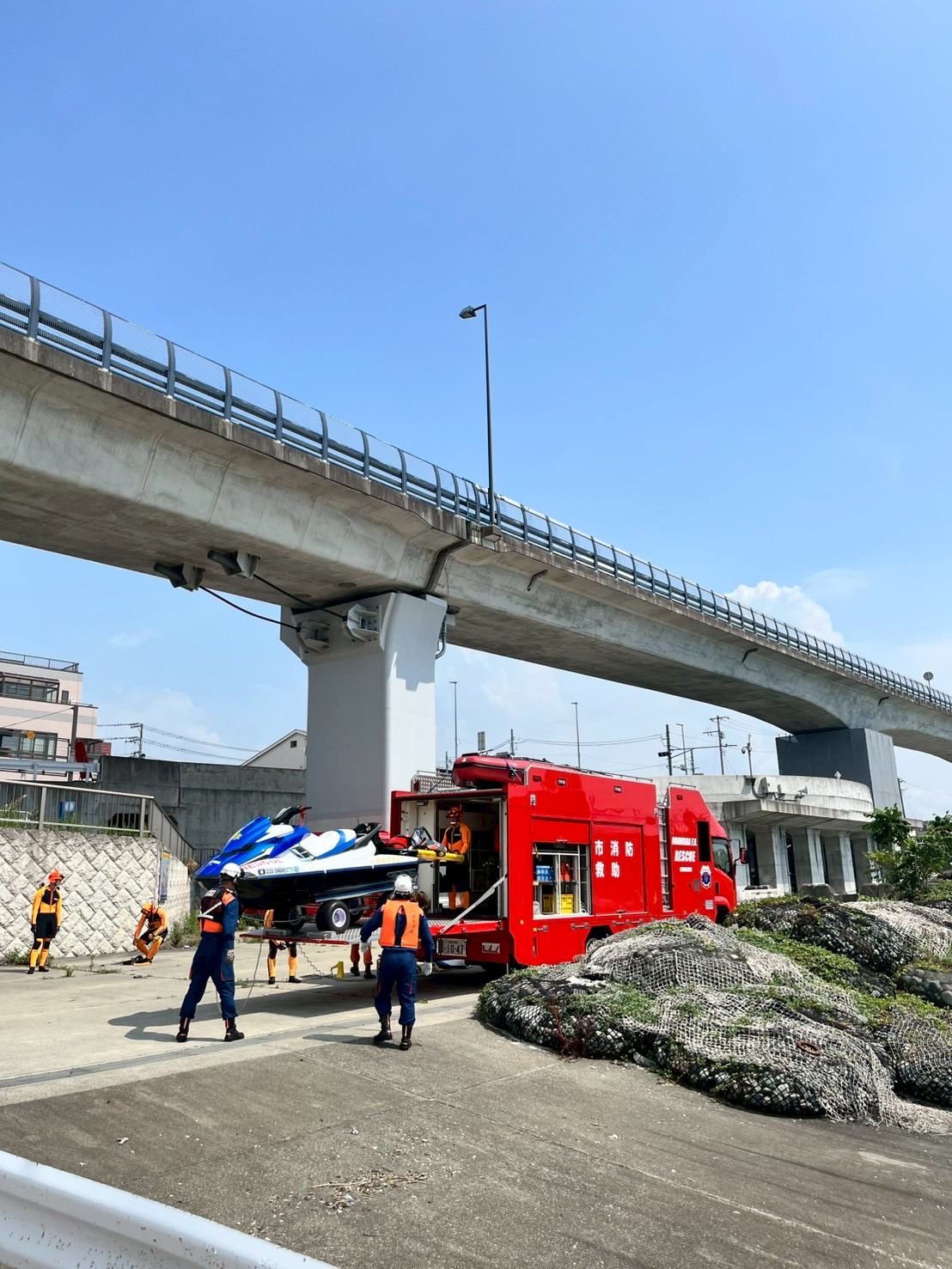 小田原漁港から南町特別救助隊と荻窪消防隊が協力して水上バイクを海に出します。