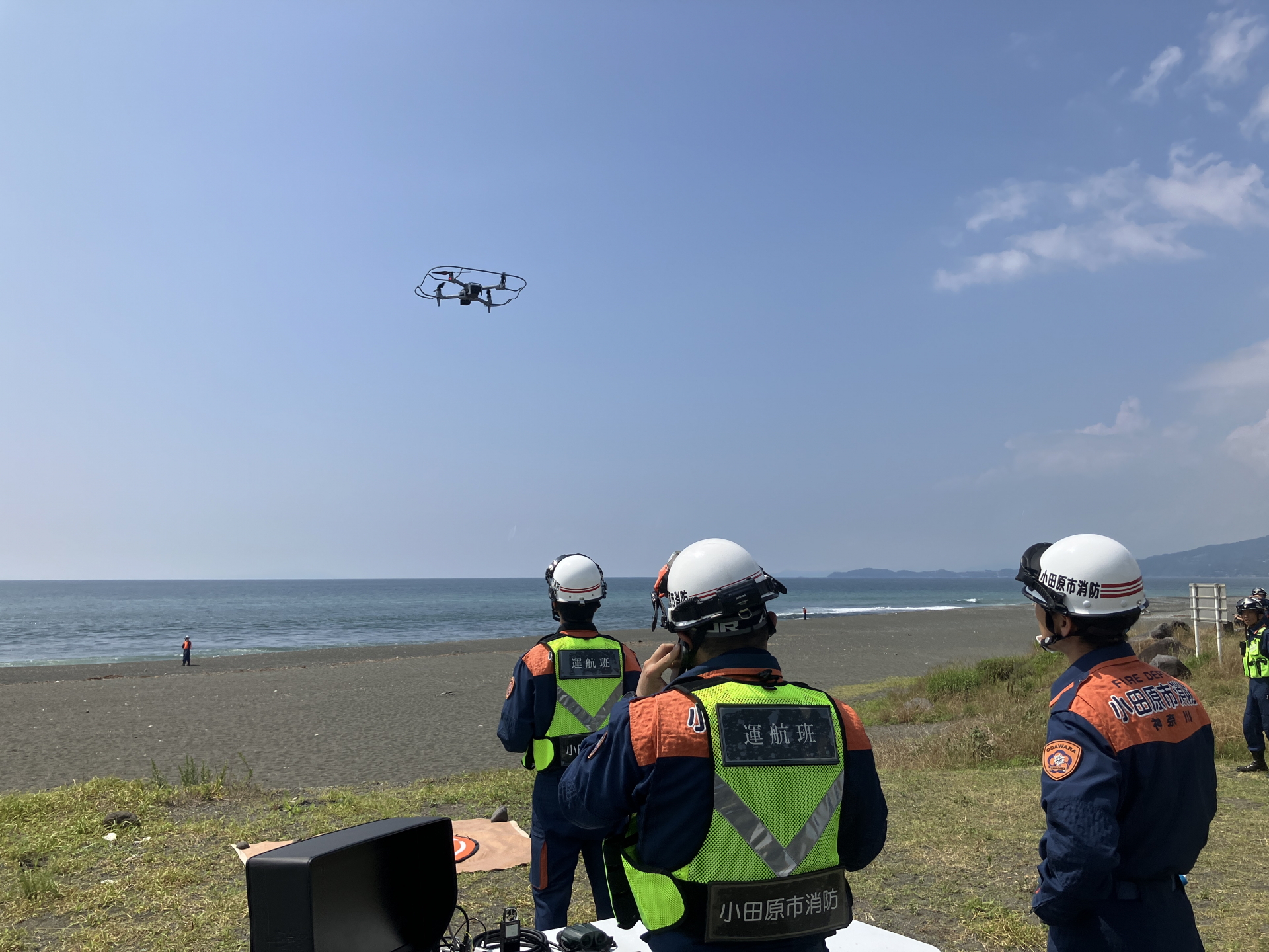 出艇と同時進行で酒匂海岸では、ドローン運航班が情報収集活動用ドローンを活用して要救助者の捜索訓練を行ないます。