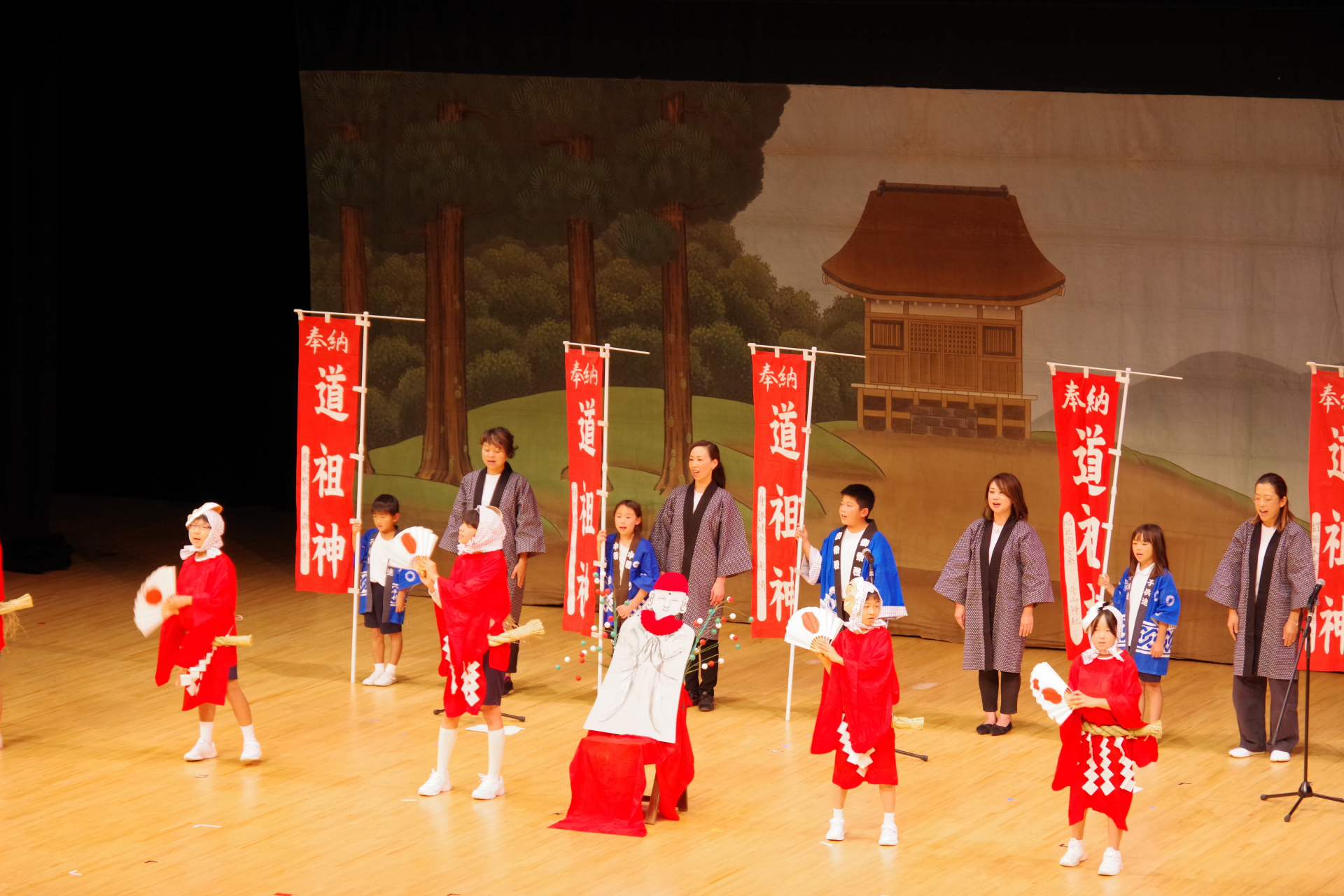 根府川寺山神社鹿島踊保存会による演目の様子