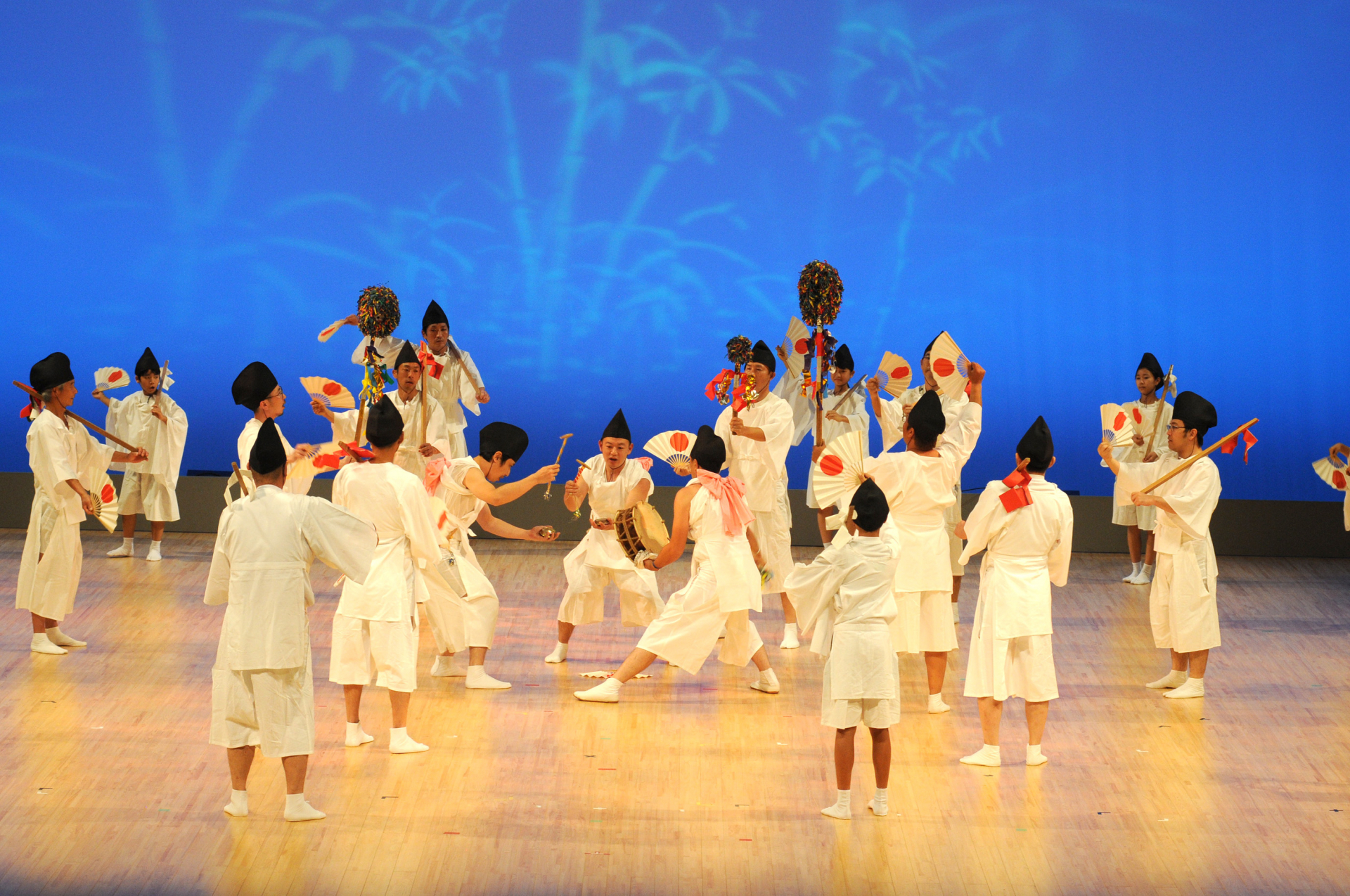 根府川寺山神社鹿島踊保存会による演目の様子
