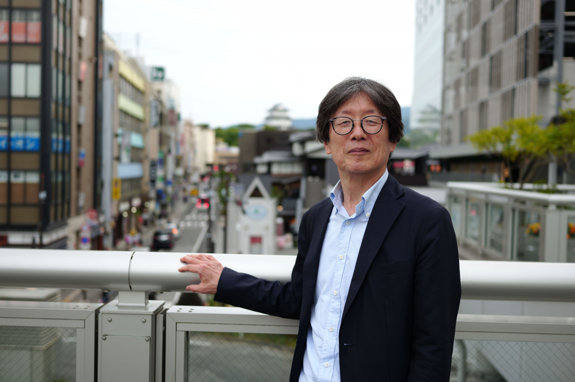 NPO法人 アーバンデザイン研究体 理事 林 一則さん。小田原駅ペデストリアンデッキにて。