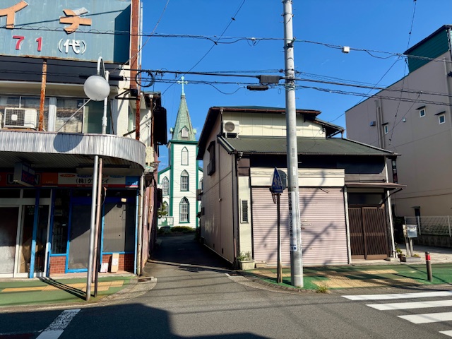 国際通りからカトリック小田原教会の路地を見たところの画像