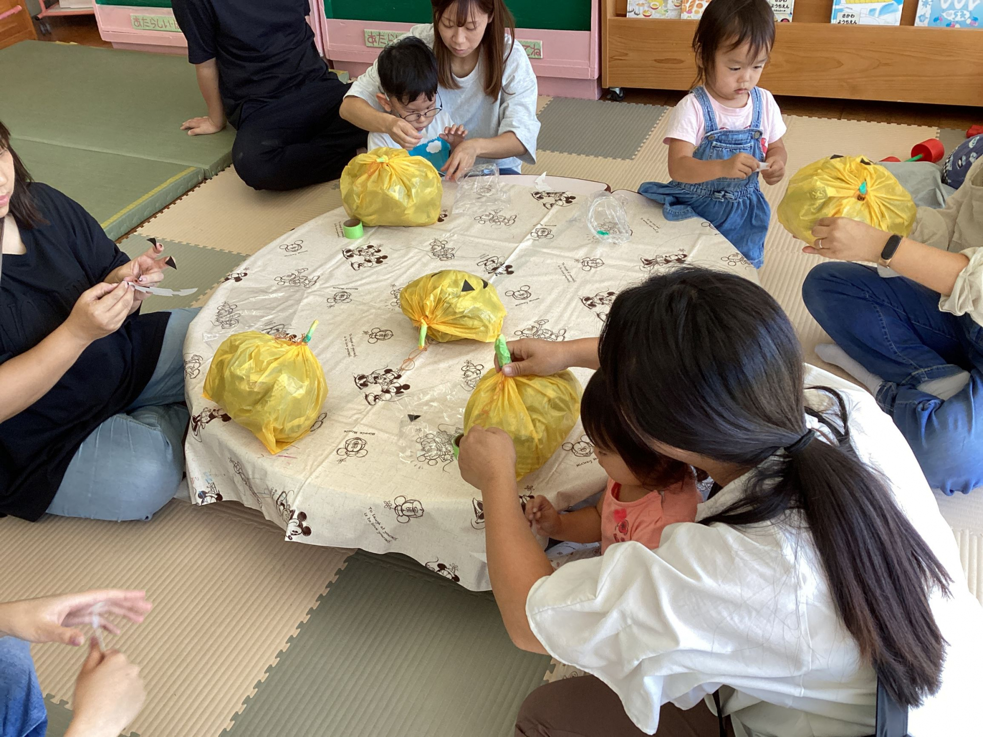 親子で工作をしている
