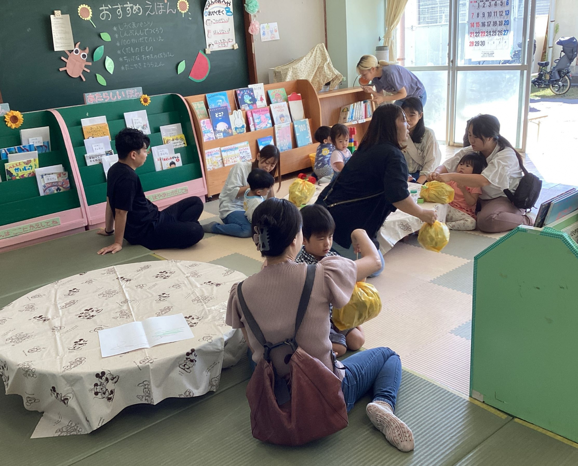 親子で和やかに話をしている