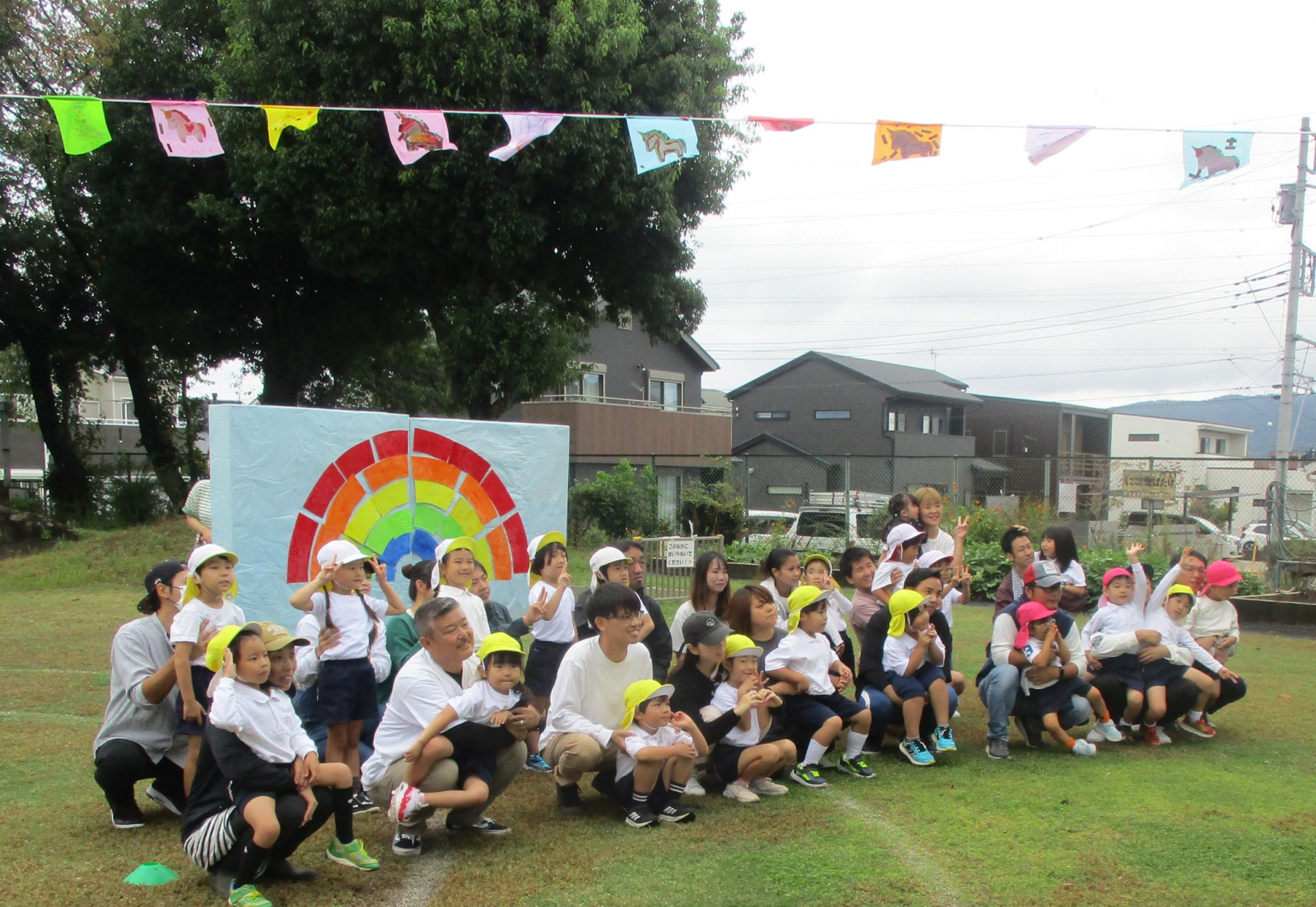 競技の後に虹のパネルの前で集合写真を撮りました。