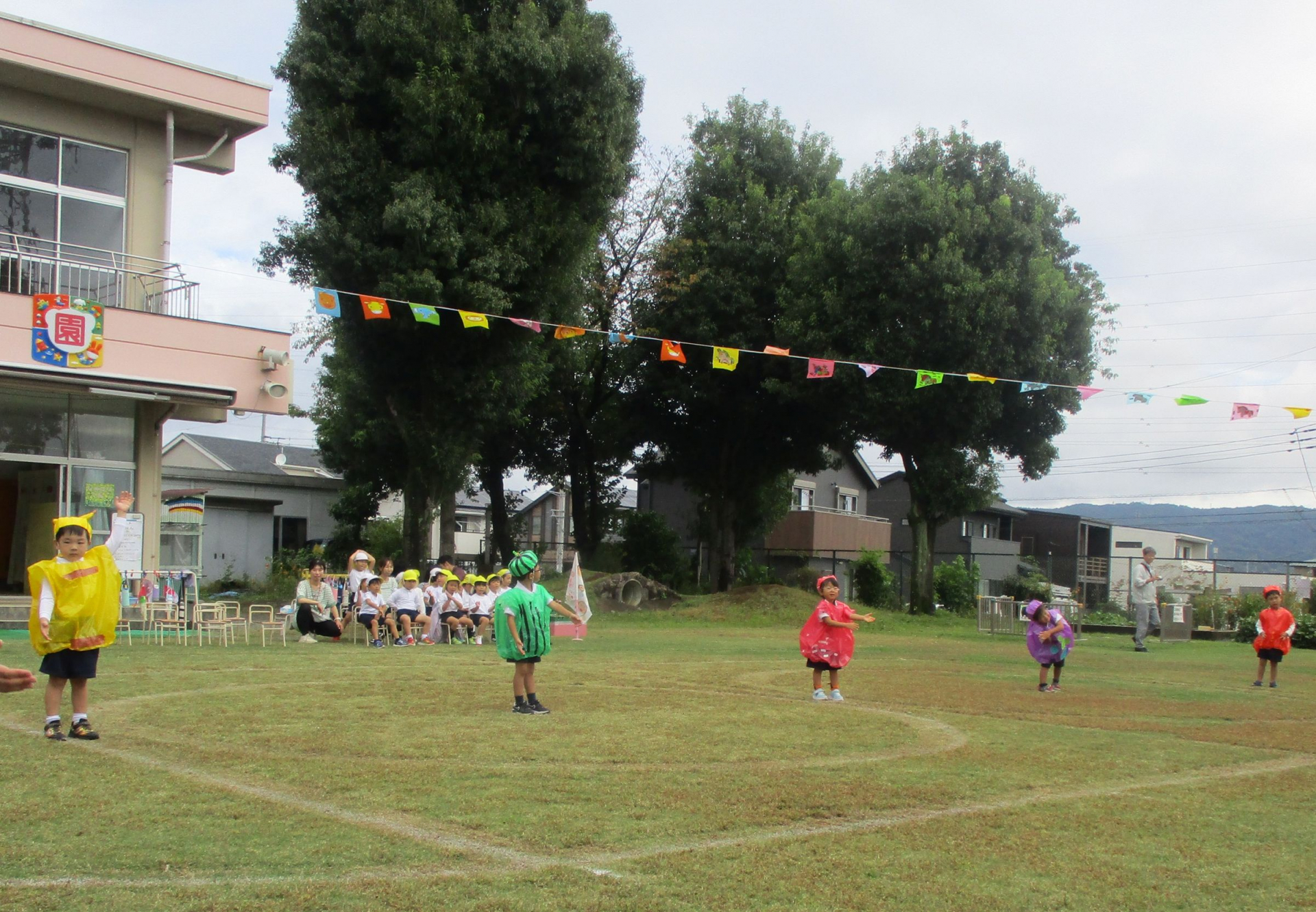 ばら組の子どもたちが、ダンスをしているところです。