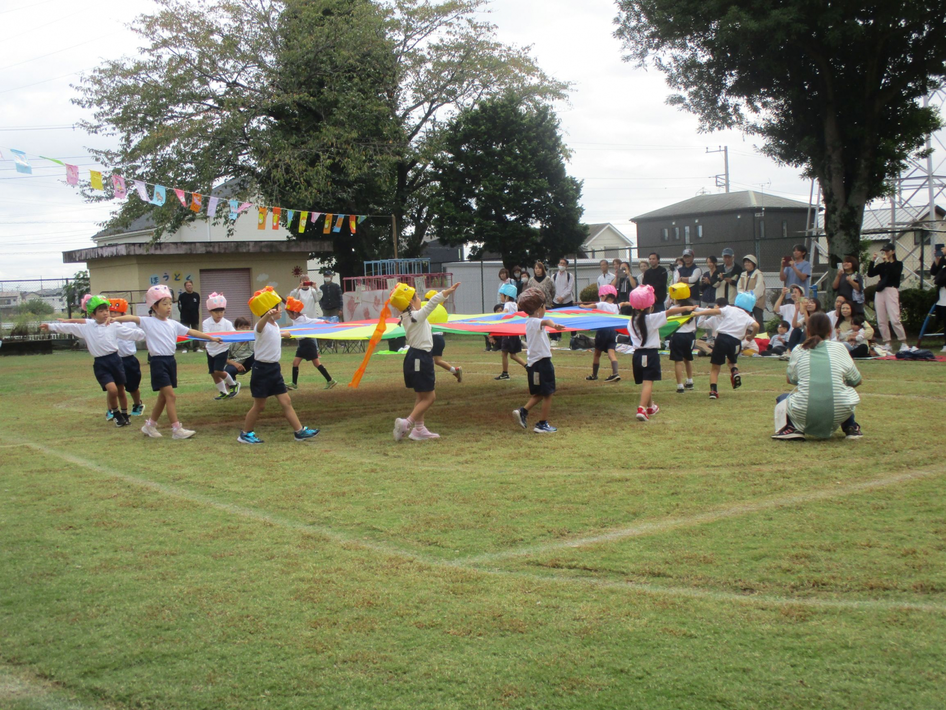 ほし組の子どもたちがバルーンを使って演技をしています。