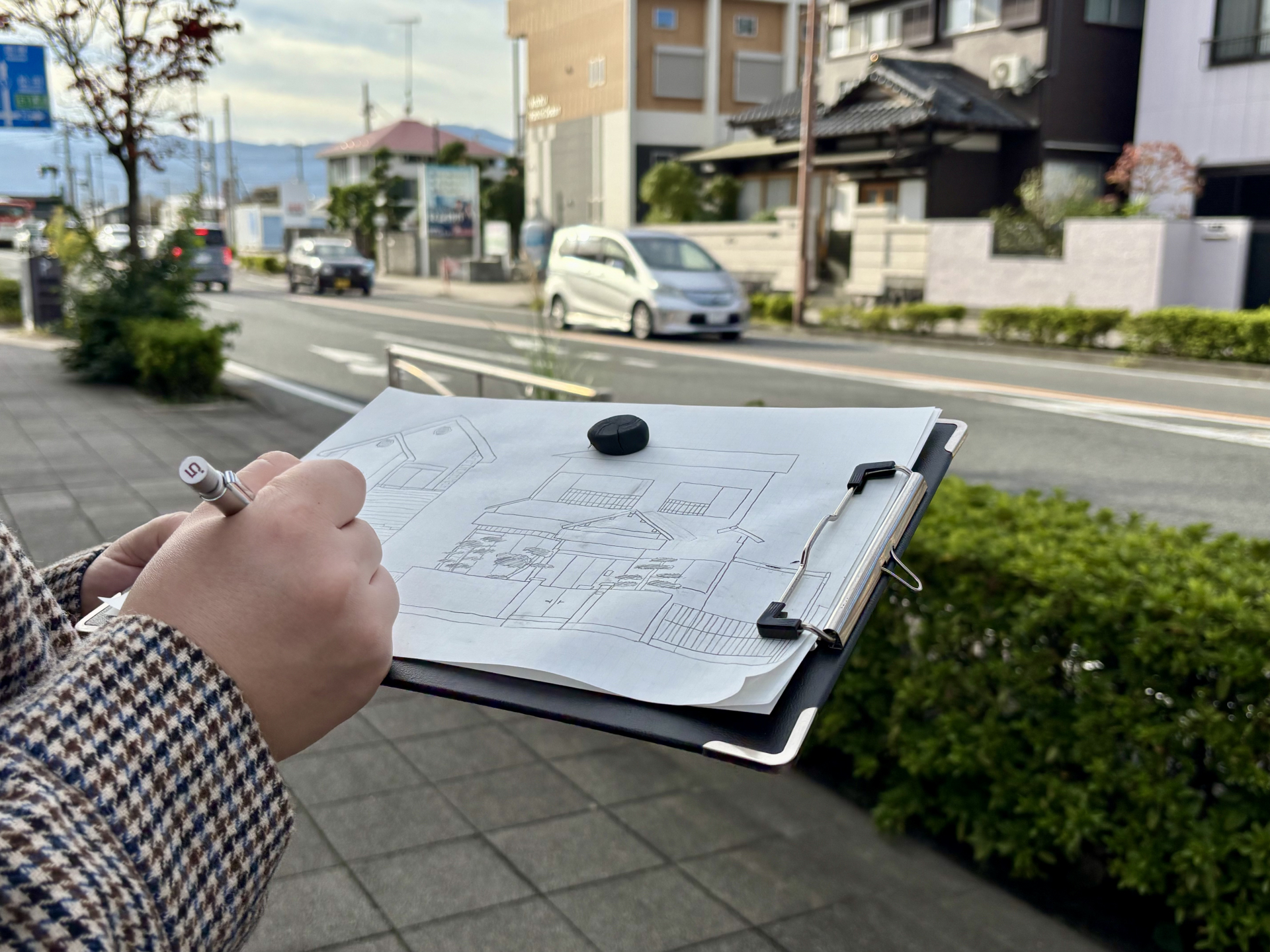 学生が書いた建物のスケッチの写真