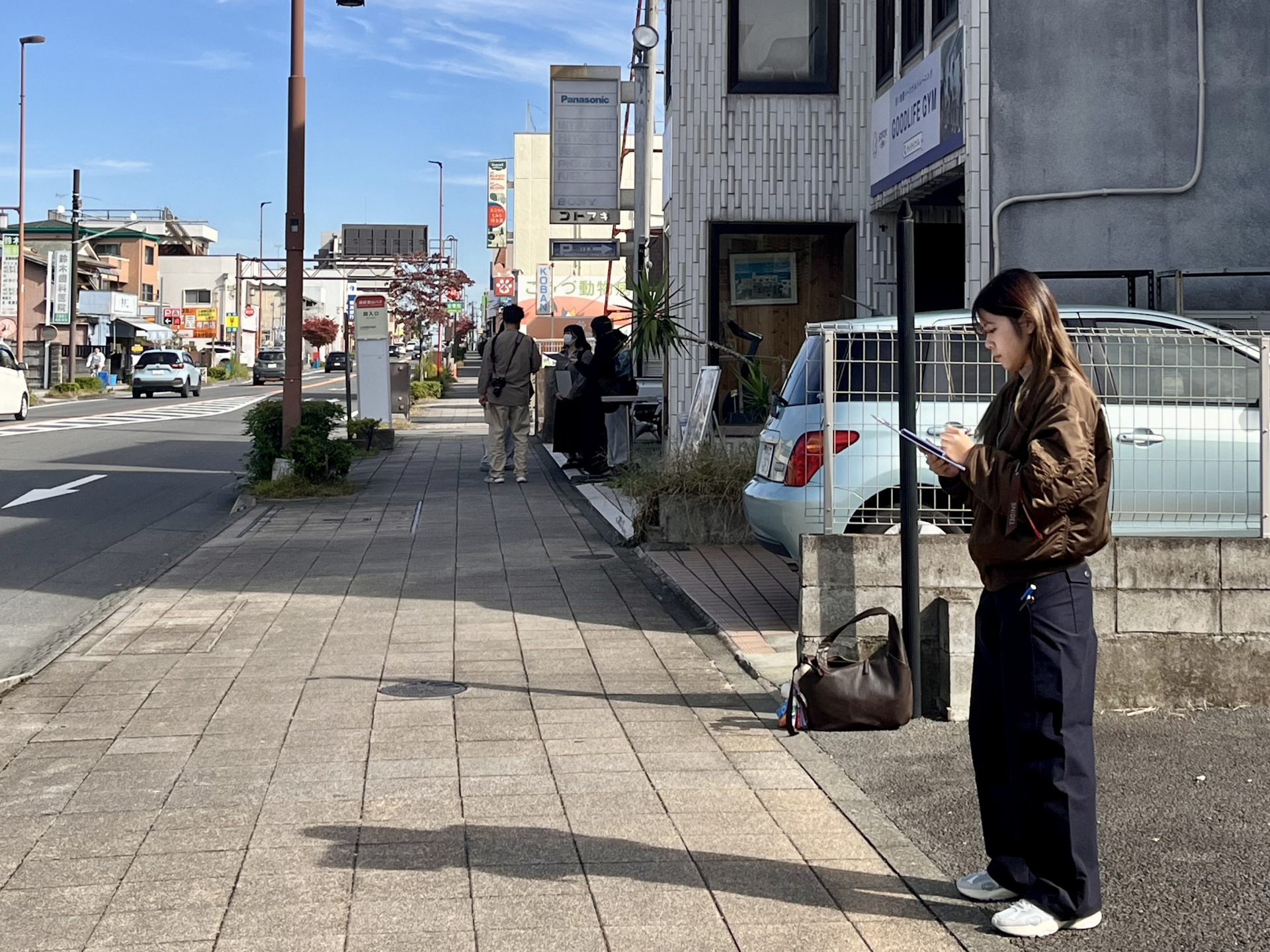 学生が建物を観察しながらスケッチしている様子の写真