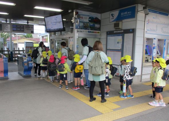 小田急線富水駅改札に入場するところ